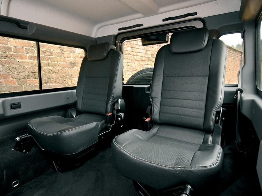  Land Rover Defender 110 Station Wagon 2007 года  (UK) (фото 17 из 21)